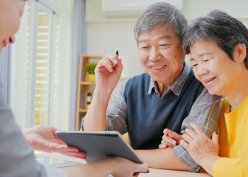 Panduan Sabar Mengajarkan Teknologi pada Orangtua: Menjembatani Kesenjangan Digital